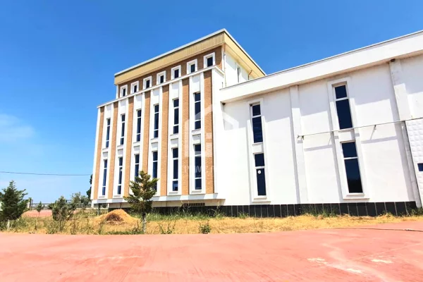 JEPET ME QERA : OBJEKT BIZNESI 3 KT / Autostrade Tirane - Lezhe"