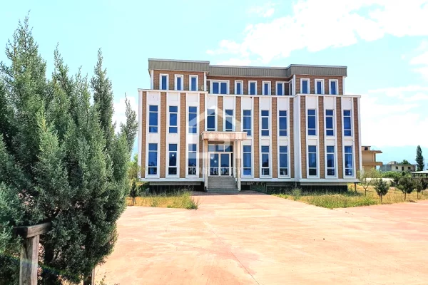 JEPET ME QERA : OBJEKT BIZNESI 3 KT / Autostrade Tirane - Lezhe"