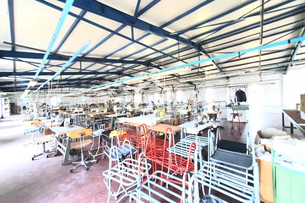 JEPET ME QERA : OBJEKT BIZNESI 3 KT / Autostrade Tirane - Lezhe"