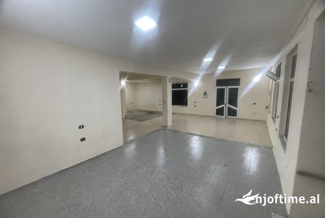 Elbasan, jap me qera Kati 0, 150 m2 per magazin ose biznes.