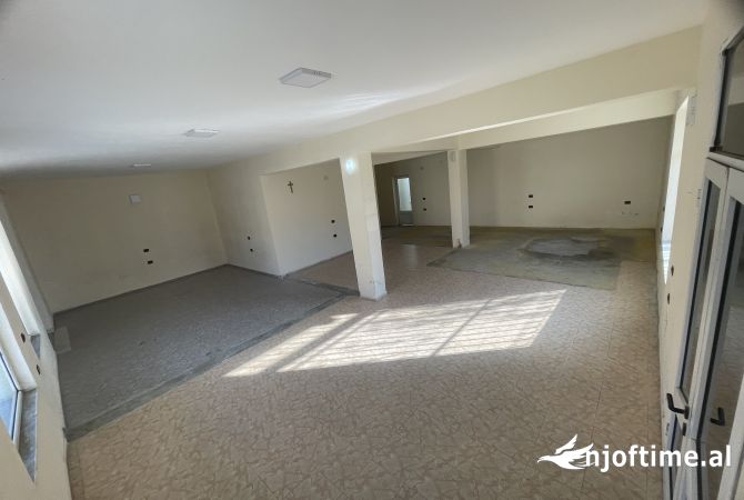 Elbasan, jap me qera Kati 0, 150 m2 per magazin ose biznes.