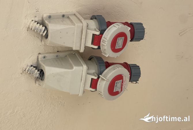 Elbasan, jap me qera Kati 0, 150 m2 per magazin ose biznes.