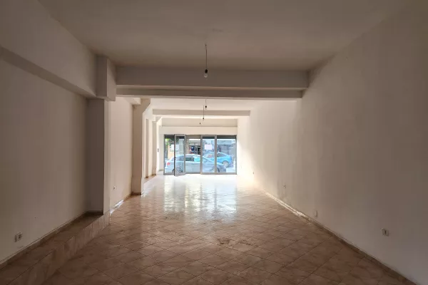 Ambiente Commerciale in Vendita 1+1 a Valona - 115,000 Euro