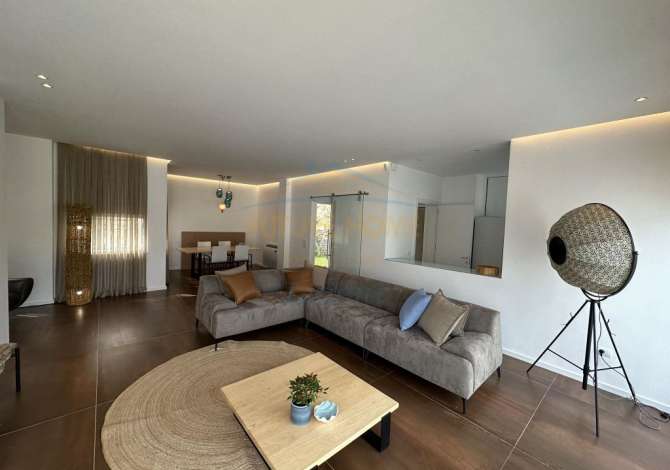 Shtepi me qera 4+1 ne Tirane - 2,500 Euro