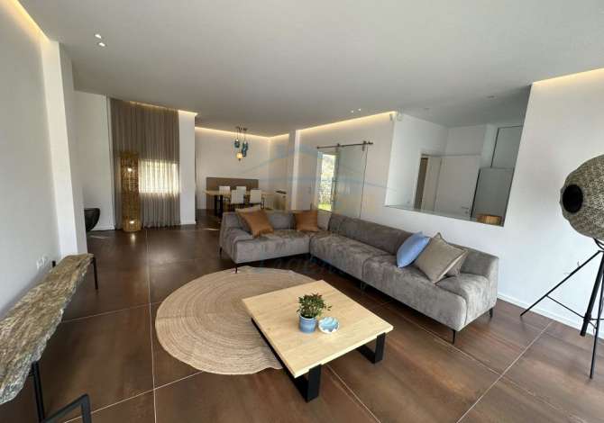 Shtepi me qera 4+1 ne Tirane - 2,500 Euro