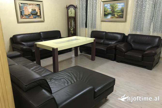 Shtepi me qera 7+1 ne Tirane - 1,500 Euro