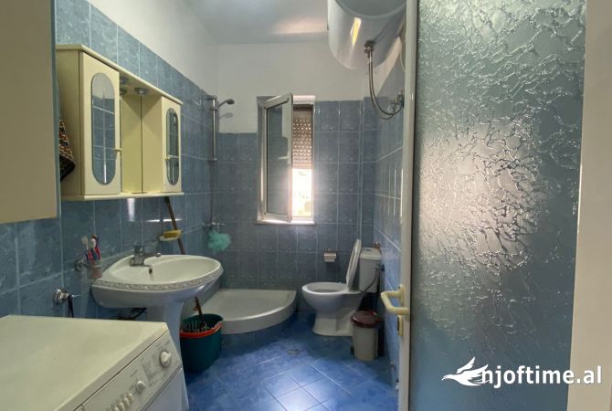 Shtepi ne shitje Apartament ne Tirane, 2+1, Mobilimi E mobiluar, Pagesa 125,000  Euro.