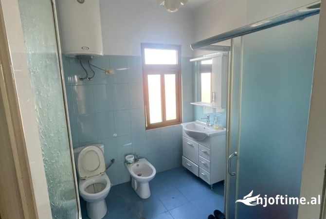 Shtepi me qera Apartament ne Tirane, 2+1, Mobilimi E mobiluar, Pagesa 350  Euro.