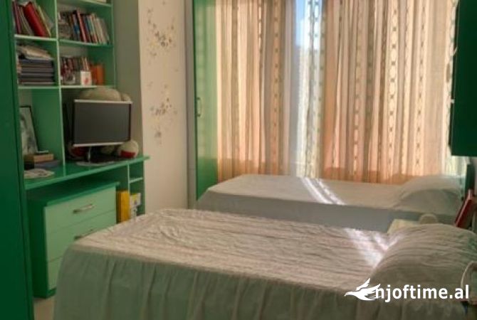 Shtepi ne shitje Apartament ne Tirane, 2+1, Mobilimi E mobiluar, Pagesa 125,000  Euro.