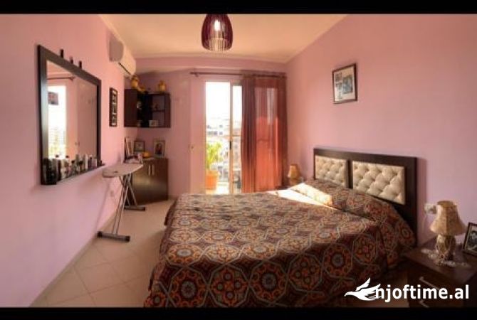 Shtepi ne shitje Apartament ne Tirane, 2+1, Mobilimi E mobiluar, Pagesa 125,000  Euro.