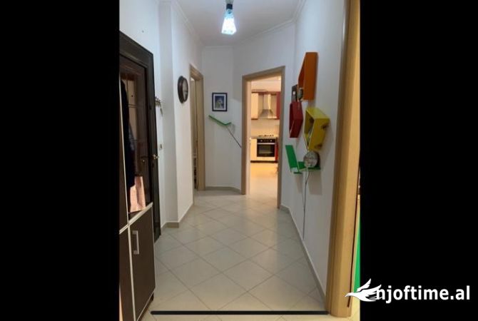 Shtepi ne shitje Apartament ne Tirane, 2+1, Mobilimi E mobiluar, Pagesa 125,000  Euro.