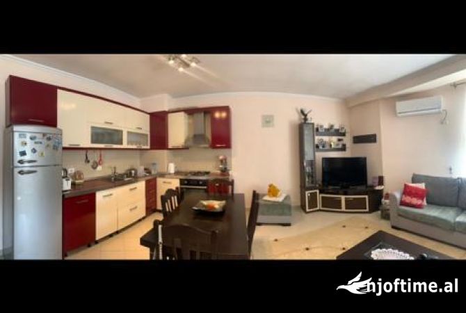 Shtepi ne shitje Apartament ne Tirane, 2+1, Mobilimi E mobiluar, Pagesa 125,000  Euro.