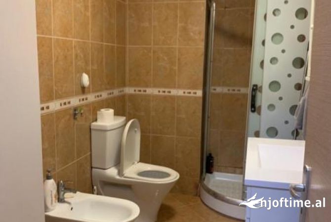 Shtepi ne shitje Apartament ne Tirane, 2+1, Mobilimi E mobiluar, Pagesa 125,000  Euro.