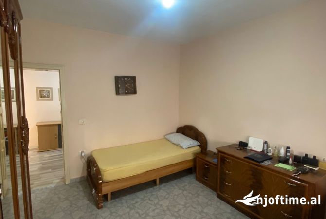 Shtepi ne shitje Apartament ne Tirane, 2+1, Mobilimi E mobiluar, Pagesa 125,000  Euro.