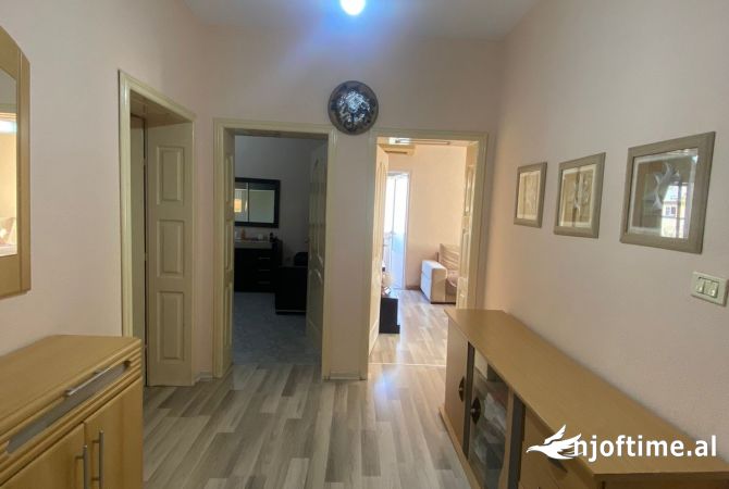 Shtepi ne shitje Apartament ne Tirane, 2+1, Mobilimi E mobiluar, Pagesa 125,000  Euro.