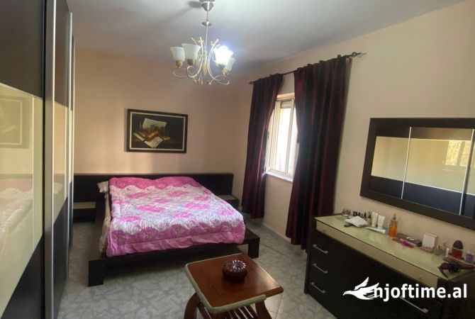 Shtepi ne shitje Apartament ne Tirane, 2+1, Mobilimi E mobiluar, Pagesa 125,000  Euro.