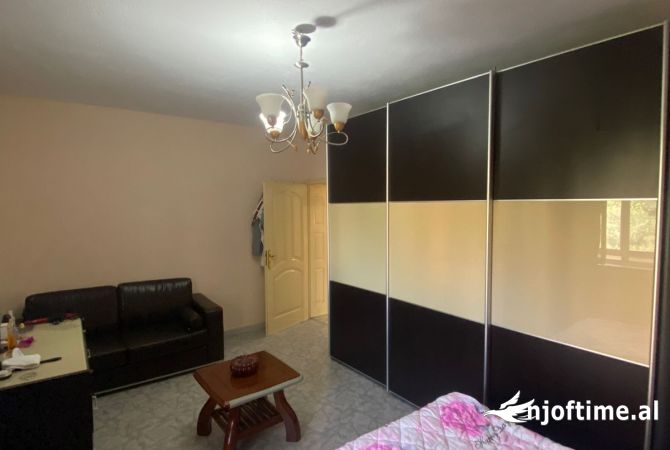Shtepi ne shitje Apartament ne Tirane, 2+1, Mobilimi E mobiluar, Pagesa 125,000  Euro.