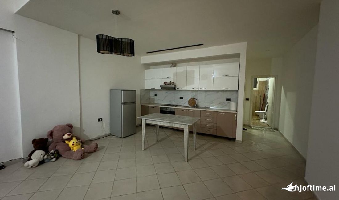 Shtepi ne shitje Apartament ne Tirane, 1+1, Mobilimi E mobiluar, Pagesa 75,000  Euro.