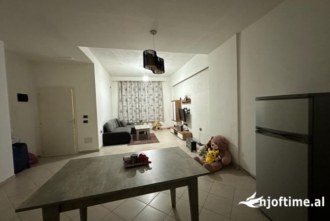 Shtepi ne shitje Apartament ne Tirane, 1+1, Mobilimi E mobiluar, Pagesa 75,000  Euro.