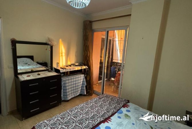 Shtepi ne shitje Apartament ne Tirane, 1+1, Mobilimi E mobiluar, Pagesa 75,000  Euro.