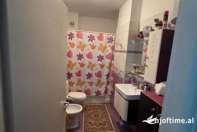 Shtepi ne shitje Apartament ne Tirane, 1+1, Mobilimi E mobiluar, Pagesa 75,000  Euro.