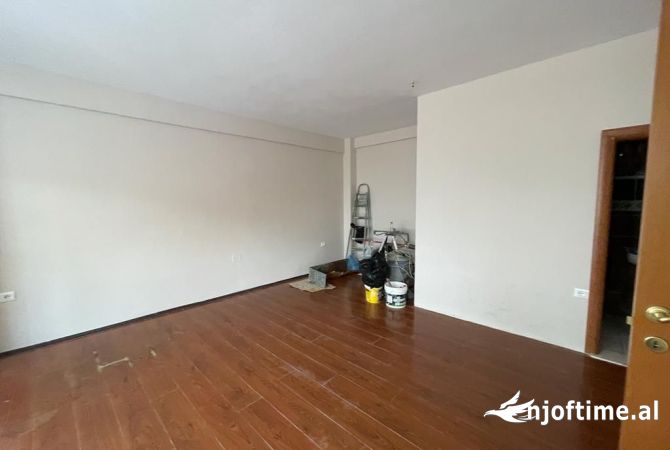 Ambient biznesi me qera 1+1 ne Tirane - 800 Euro