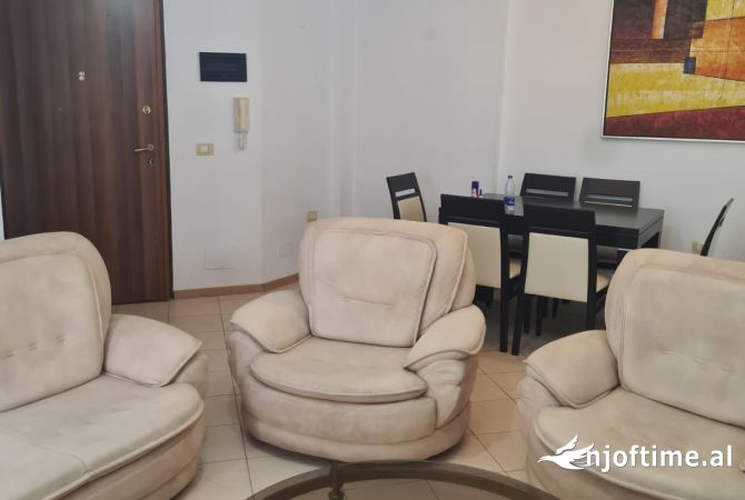Shtepi me qera Apartament ne Tirane, 2+1, Mobilimi E mobiluar, Pagesa 700  Euro.