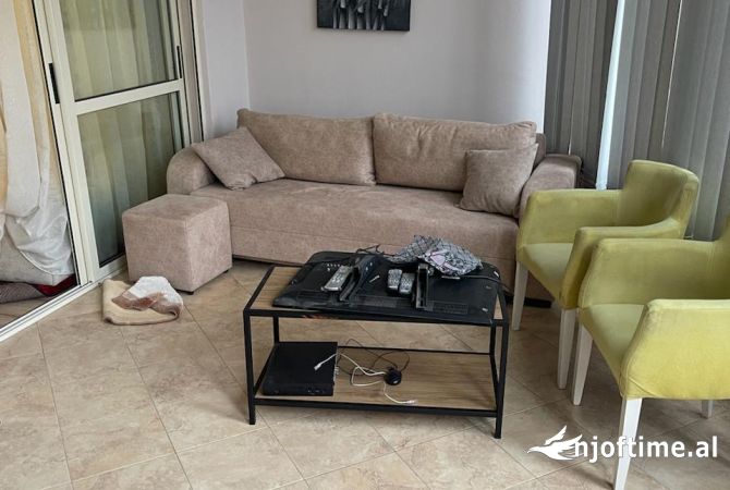 Shtepi me qera Apartament ne Tirane, 3+1, Mobilimi E mobiluar, Pagesa 1,000  Euro.