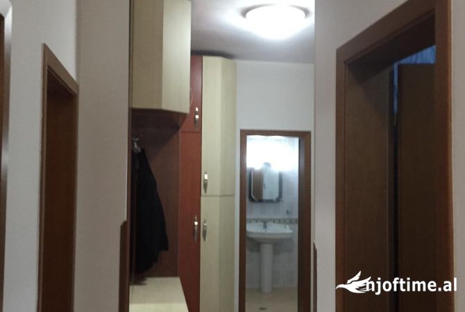 Shtepi me qera Apartament ne Tirane, 2+1, Mobilimi E mobiluar, Pagesa 500  Euro.