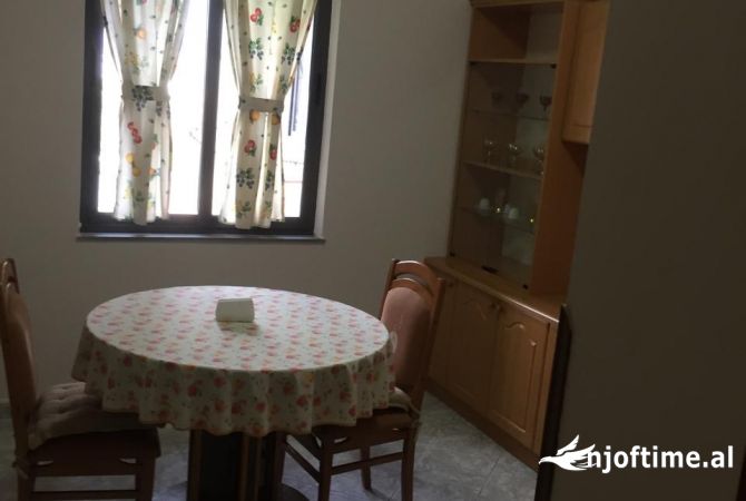 Shtepi me qera Apartament ne Tirane, 2+1, Mobilimi E mobiluar, Pagesa 500  Euro.