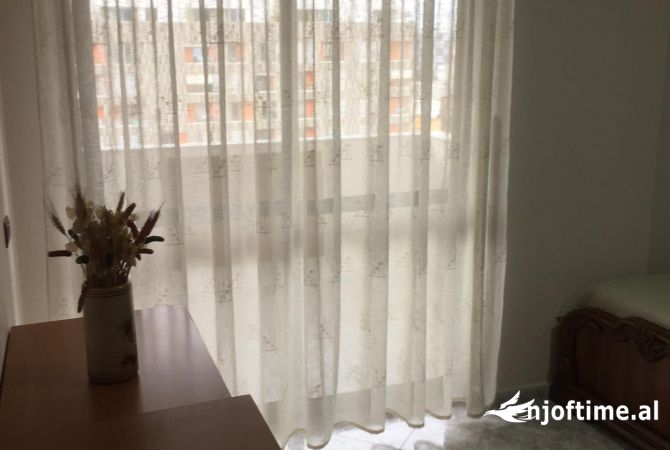 Shtepi me qera Apartament ne Tirane, 2+1, Mobilimi E mobiluar, Pagesa 500  Euro.