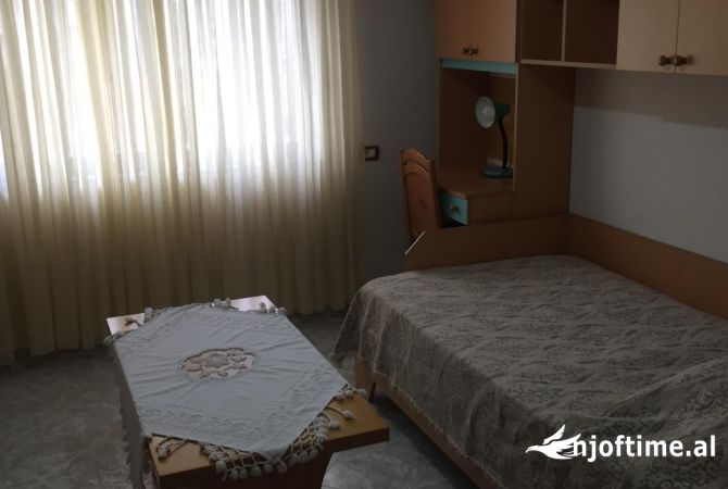 Shtepi me qera Apartament ne Tirane, 2+1, Mobilimi E mobiluar, Pagesa 500  Euro.