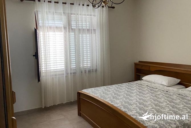 Shtepi me qera Apartament ne Tirane, 2+1, Mobilimi E mobiluar, Pagesa 450  Euro.