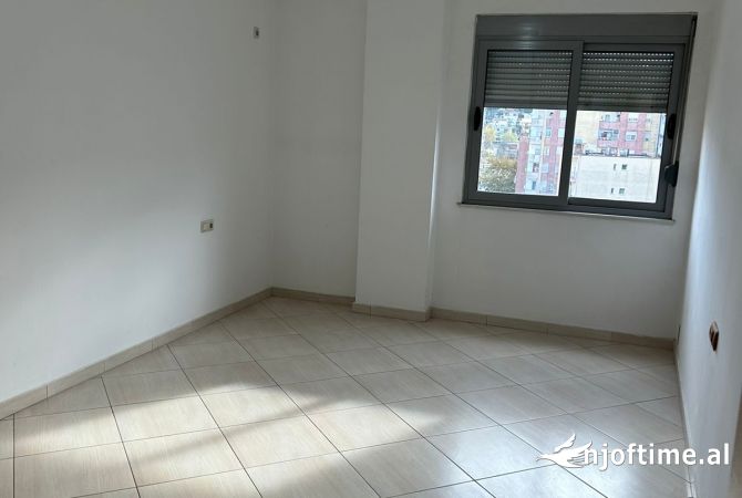 Shtepi me qera Apartament ne Tirane, 2+1, Mobilimi Pjeserisht e mobiluar, Pagesa 300  Euro.