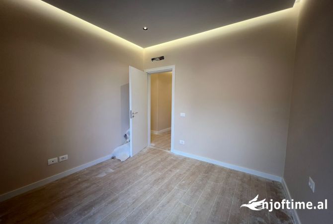 Shtepi ne shitje Apartament ne Tirane, 2+1, Mobilimi Bosh, pa mobiluar, Pagesa 220,000  Euro.