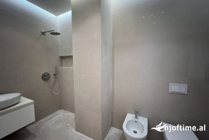 Shtepi ne shitje Apartament ne Tirane, 2+1, Mobilimi Bosh, pa mobiluar, Pagesa 220,000  Euro.