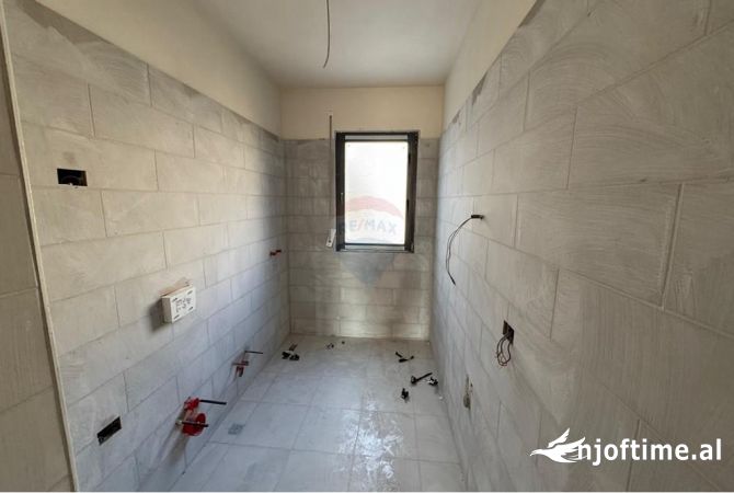 Shtepi ne shitje Apartament ne Tirane, 1+1, Mobilimi Bosh, pa mobiluar, Pagesa 120,000  Euro.