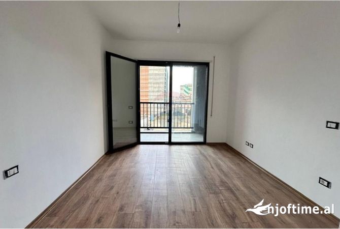Shitet apartament 2+1+2 ne Bulevardin e Ri