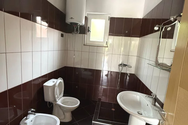 Shtepi me qera Shtepi Private ne Tirane, 1+1, Mobilimi E mobiluar, Pagesa 35,000  Leke.