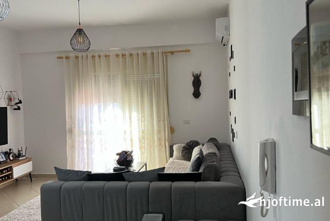 Shtepi ne shitje Apartament ne Vlore, 2+1, Mobilimi E mobiluar, Pagesa 103,000  Euro.