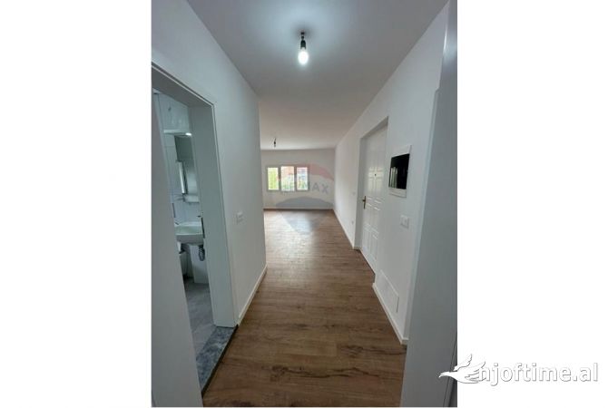 Shtepi ne shitje Apartament ne Tirane, 1+1, Mobilimi Bosh, pa mobiluar, Pagesa 75,000  Euro.