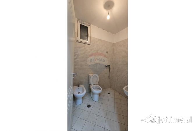 Shtepi ne shitje Apartament ne Tirane, 2+1, Mobilimi E mobiluar, Pagesa 140,000  Euro.