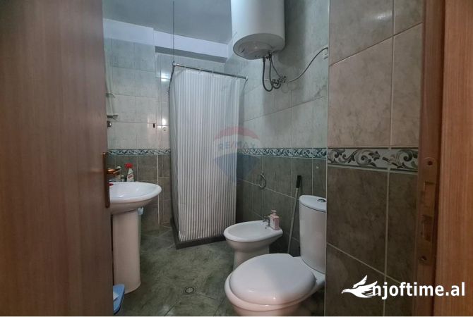 Shtepi ne shitje Apartament ne Tirane, 3+1, Mobilimi E mobiluar, Pagesa 14,000,000  Leke.