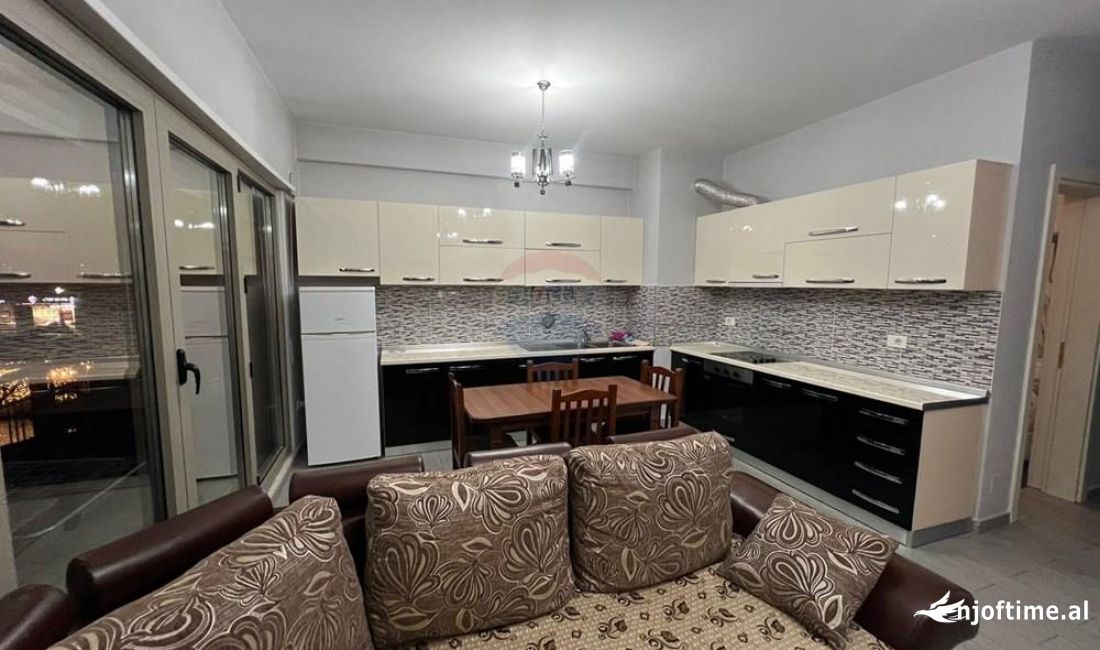 Shtepi me qera Apartament ne Tirane, 2+1, Mobilimi E mobiluar, Pagesa 900  Euro.