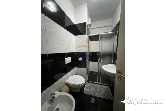 Shtepi me qera Apartament ne Tirane, 2+1, Mobilimi E mobiluar, Pagesa 900  Euro.