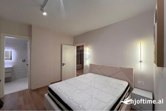 Shtepi ne shitje Apartament ne Tirane, 2+1, Mobilimi E mobiluar, Pagesa 180,000  Euro.