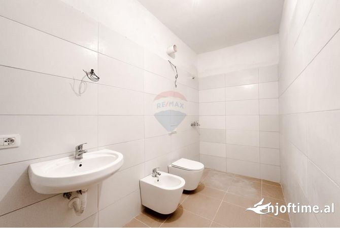 Shtepi ne shitje Apartament ne Tirane, 3+1, Mobilimi Bosh, pa mobiluar, Pagesa 255,000  Euro.