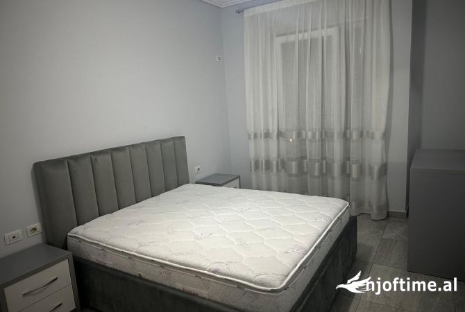 Shtepi me qera Apartament ne Tirane, 2+1, Mobilimi E mobiluar, Pagesa 700  Euro.