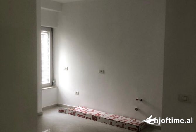 Ambient biznesi me qera 3+1 ne Tirane - 1,300 Euro