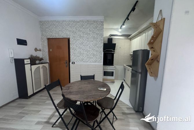 Jepet shtepi me qira 1+1